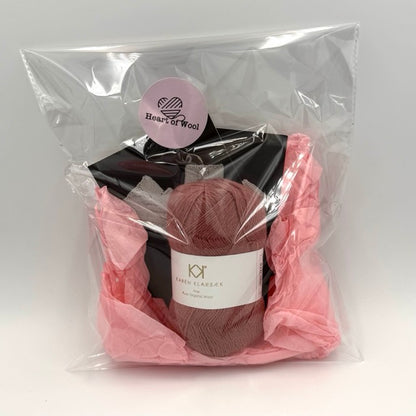 Pulsvarmere med snoninger – Strikke- og Hæklekits (Dark Rose)
