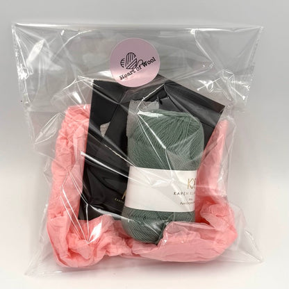 Pulsvarmere med snoninger – Strikke- og Hæklekits (Sage Green)