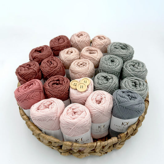 Strikkeboksen juli 2024 douce/støvede nuancer Karen Klarbæk organic color cotton 8/4 og Recykled Bottle Yarn